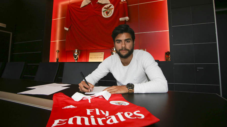 A fost legitimat la Benfica, iar acum s-a înţeles cu o echipă din România