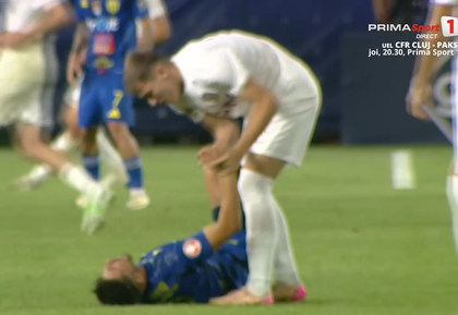 VIDEO EXCLUSIV | În timp ce Dorobanţu urla de durere pe gazon, Emerllahu a comis un gest nesportiv. ”Nu îţi e ruşine obrazului?”