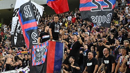 VIDEO | Crainicul de pe „Arena Naţională” a cerut galeriei FCSB să nu mai scandeze lozinci rasiste. Reacţia suporterilor campioanei