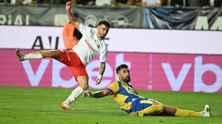 Petrolul, pe un butoi de pulbere! Paul Papp a aprins spiritele după ce a făcut semne obscene către suporteri în meciul cu Dinamo