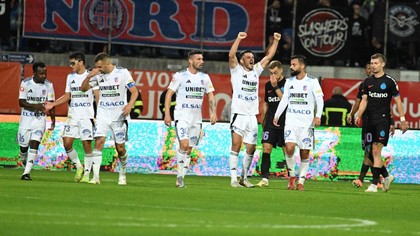 VIDEO | Mutare de geniu făcută de Leo Grozavu! Jucătorul care a înlocuit marcatorul primului gol şi-a trecut numele pe tabelă după un singur minut