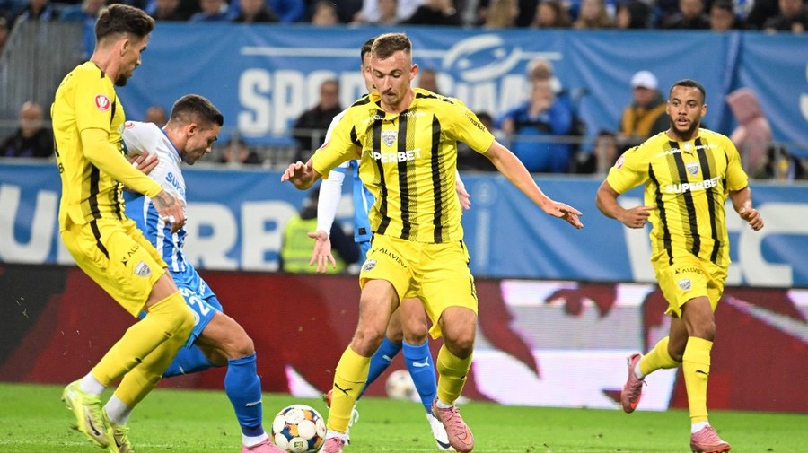 VIDEO | Derby-ul din Oltenia nu a dezămăgit! Start incendiar de partidă între Universitatea Craiova şi Dinamo 