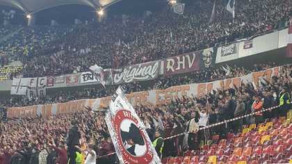 VIDEO | Exemplu de aşa nu! Ce a făcut galeria Rapidului în timpul momentului de reculegere de dinaintea fluierului de start al derby-ului cu Dinamo! Fanii „câinilor” au luat foc şi au lansat un cor de fluierături către suporterii giuleşteni