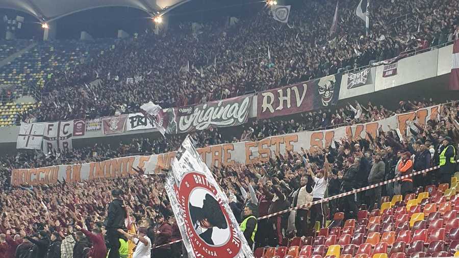 VIDEO | Exemplu de aşa nu! Ce a făcut galeria Rapidului în timpul momentului de reculegere de dinaintea fluierului de start al derby-ului cu Dinamo! Fanii „câinilor” au luat foc şi au lansat un cor de fluierături către suporterii giuleşteni