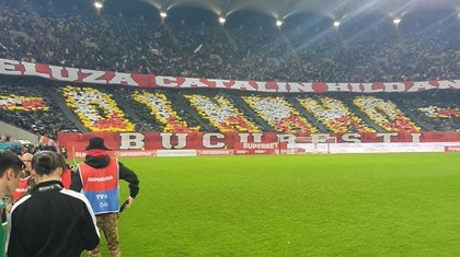 FOTO | Banner rasist afişat de galeria lui Dinamo la meciul cu Rapid: „Decât toată viaţa c****ă”
