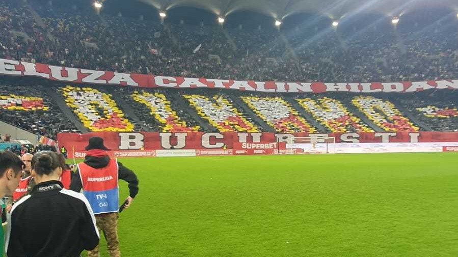 FOTO | Banner rasist afişat de galeria lui Dinamo la meciul cu Rapid: „Decât toată viaţa c****ă”