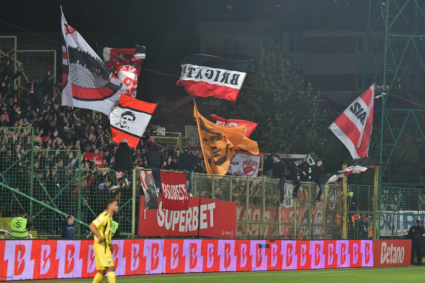 Scene tensionate la pauza meciului dintre FC Argeş şi Dinamo! Suporterii „câinilor” s-a bătut între ei în tribune, iar jandarmii au trebuit să intervină | VIDEO EXCLUSIV