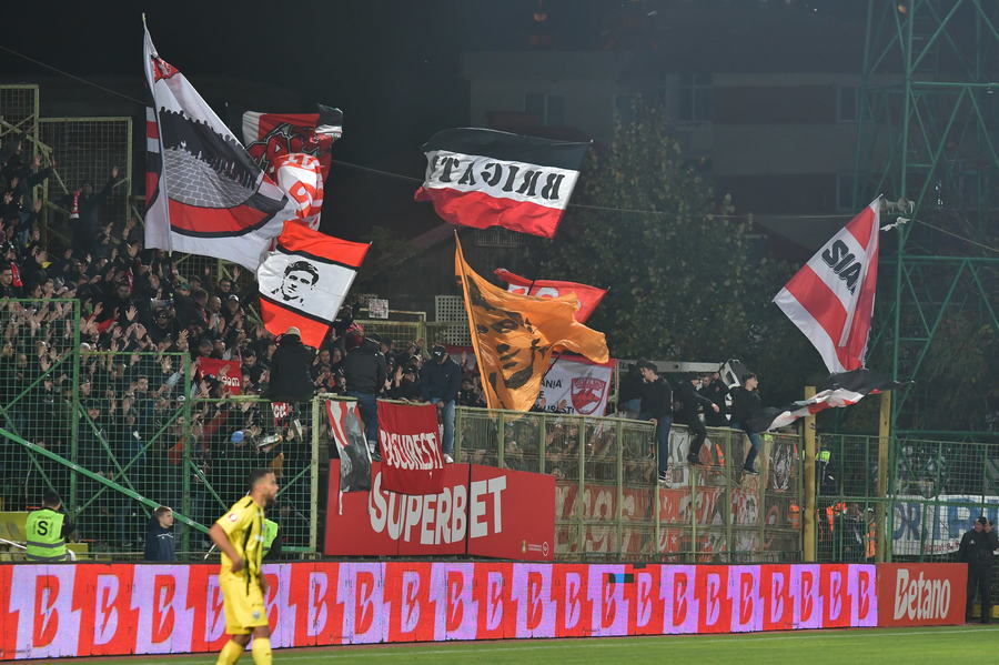 Scene tensionate la pauza meciului dintre FC Argeş şi Dinamo! Suporterii „câinilor” s-a bătut între ei în tribune, iar jandarmii au trebuit să intervină | VIDEO EXCLUSIV