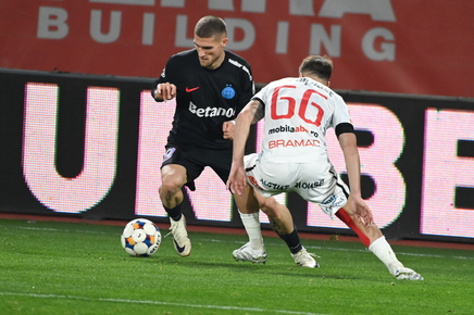 Daniel Bîrligea s-a separat de colegii săi! Motivul pentru care atacantul FCSB-ului nu a plecat cu autocarul echipei după meciul cu Hermannstadt