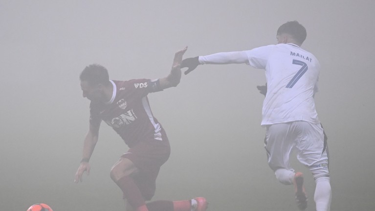 Ceaţa şi frigul cer măsuri radicale! „Asta e problema când joci în decembrie. Reducerea numărului de echipe n-ar fi o idee rea” | VIDEO EXCLUSIV