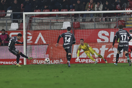 Penalty-ul primit de Rapid în meciul cu UTA a dat startul unei dezbateri aprinse: „Băiatul ăsta e pedepsit pentru ghinion” / „Trage mână, dar rămâne acolo” | VIDEO EXCLUSIV