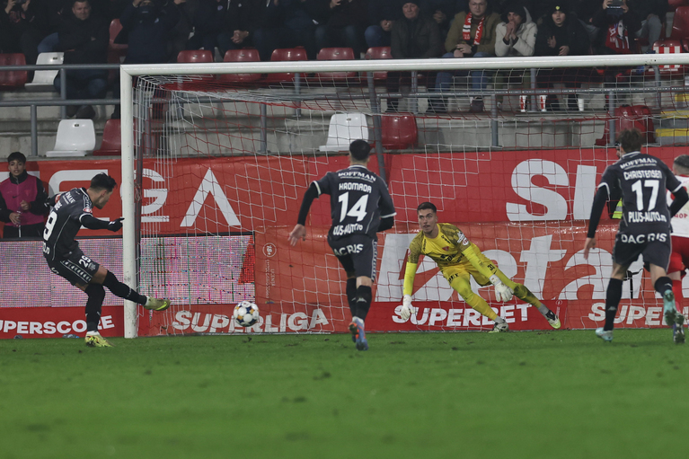 Penalty-ul primit de Rapid în meciul cu UTA a dat startul unei dezbateri aprinse: „Băiatul ăsta e pedepsit pentru ghinion” / „Trage mână, dar rămâne acolo” | VIDEO EXCLUSIV