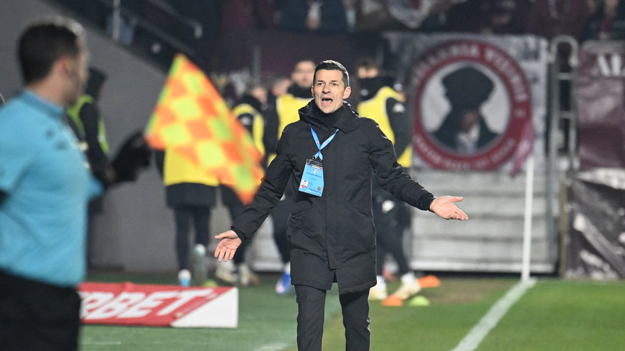 Costel Gâlcă rămâne cu picioarele pe pământ, chiar dacă a dus-o pe Rapid pe primul loc: „Important e să ne atingem obiectivul” 