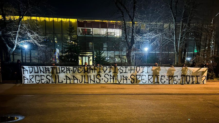 Protest la FRF după arbitrajul lui Radu Petrescu! Mesajul afişat de suporterii lui FC Argeş: „Adunătură de mafioţi şi hoţi”