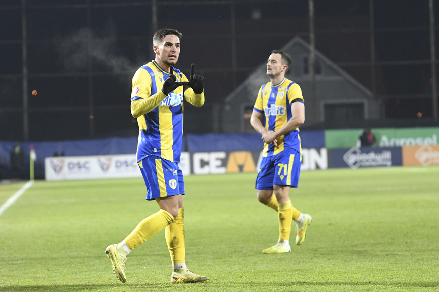 VIDEO | Semnul care a declanşat nebunia la Cluj! Marco Dulca s-a luat la harţă cu galeria adversă în momentul schimbării 