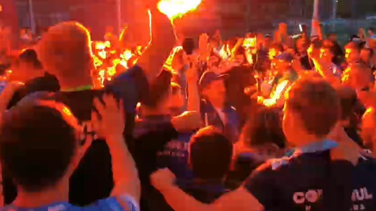 Show la Hunedoara! Suporterii au petrecut împreună cu jucătorii revenirea echipei în prima ligă | VIDEO EXCLUSIV