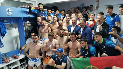 Jucătorii Corvinului şi-au etalat pătrăţelele după promovare şi au dansat pe manele în vestiar! | VIDEO EXCLUSIV
