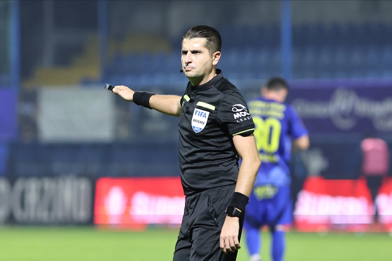 Florin Andrei va arbitra singurul meci din play-off programat duminică