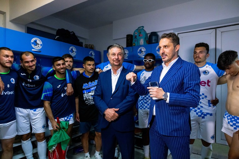 Impresarul Bogdan Apostu a anunţat cine o va pregăti în Superliga pe Corvinul Hunedoara. ”S-a oferit un contract în alb”