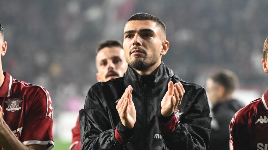 Licitaţie pentru Denis Ciobotariu. Două echipe se luptă pentru semnătura fundaşului de la Rapid