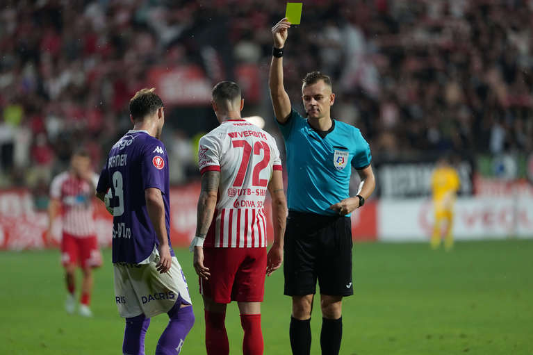 „E penalty”! George Roman, criticat pentru decizia care putea schimba deznodământul în meciul UTA - Rapid
