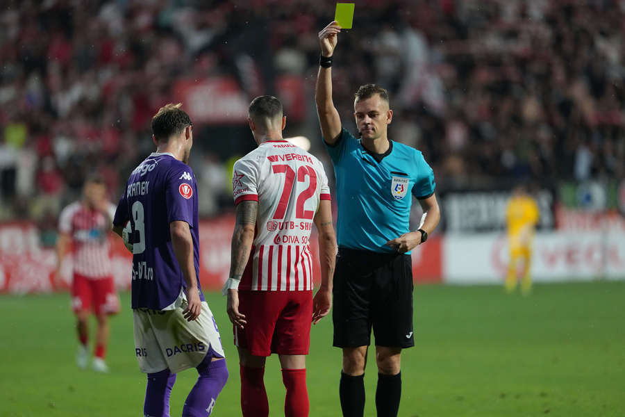 „E penalty”! George Roman, criticat pentru decizia care putea schimba deznodământul în meciul UTA - Rapid