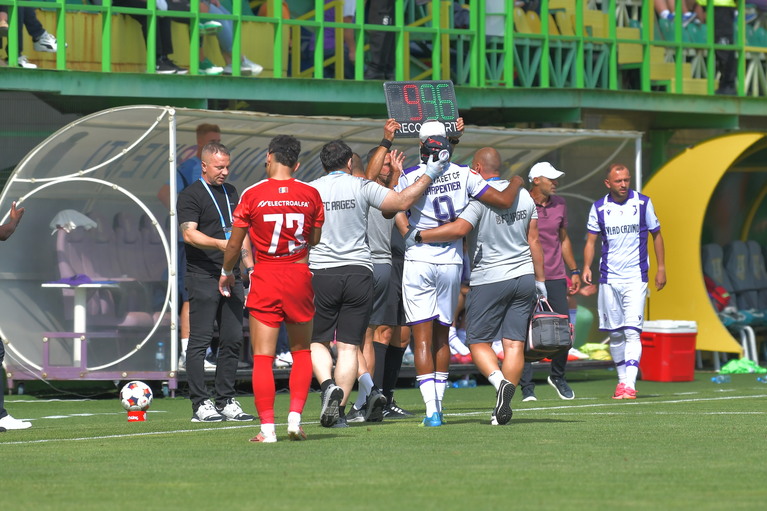 Accidentare dură în FC Argeş - FC Botoşani! Cel mai important transfer al verii pentru piteşteni a ajuns la spital cu capul spart 