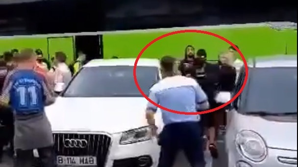 VIDEO | Momentul în care Dan Alexa e atacat de ultraşii UTA-ei! Cum reacţionează "Chirurgul" când e încolţit