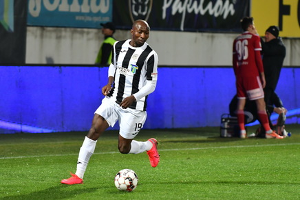Veteranul Kehinde Fatai a revenit în fotbalul românesc. Debut cu 3 goluri la noua echipă