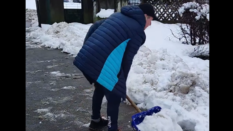 Corvinul la deszăpezit. Preşedintele, antrenorul şi căpitanul au ajutat la curăţarea zăpezii din zona unui liceu din Hunedoara