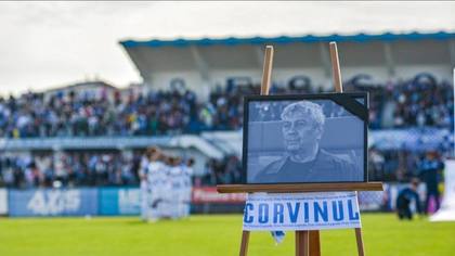 Corvinul Hunedoara a evoluat cu tricouri speciale în semn de omagiu adus lui Mircea Lucescu în meciul cu Chindia