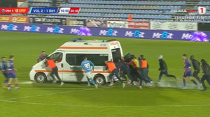 Accidentare horror la un meci din Liga 2! Ambulanţa a trebuit împinsă pe teren, scandal între jucători la final | VIDEO