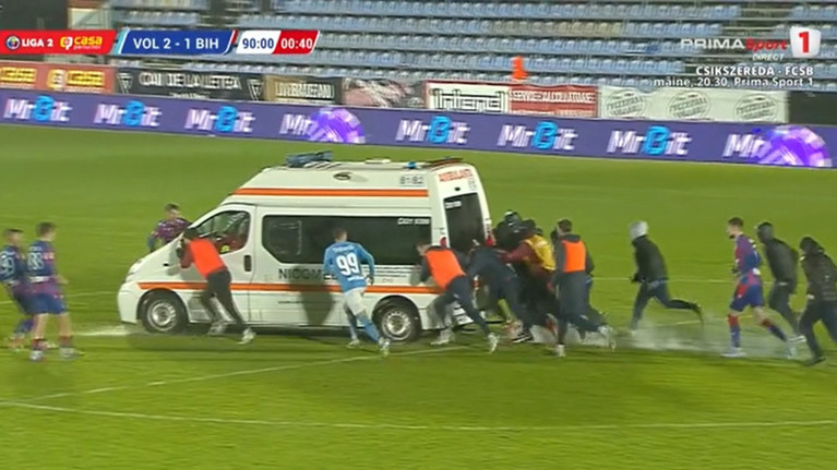 Accidentare horror la un meci din Liga 2! Ambulanţa a trebuit împinsă pe teren, scandal între jucători la final | VIDEO