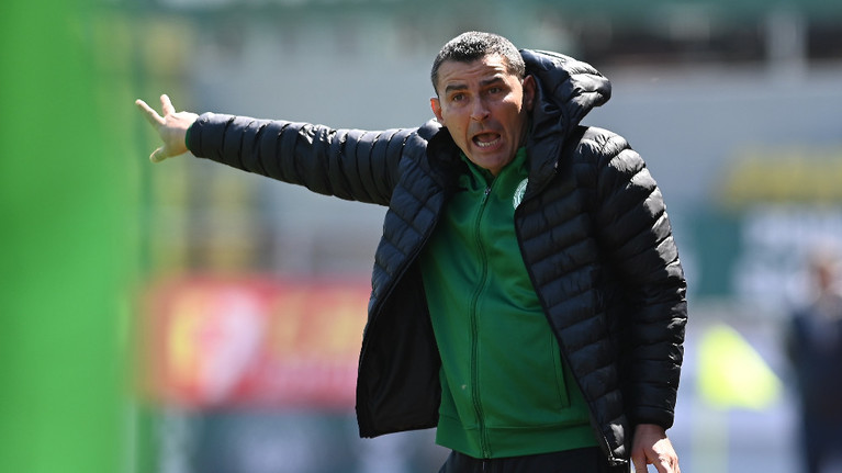 Eugen Trică, dispus să preia banca tehnică a unui club cu pretenţii din România. ”Eu tot aştept aici, de-aia şi ţin telefonul pe masă”
