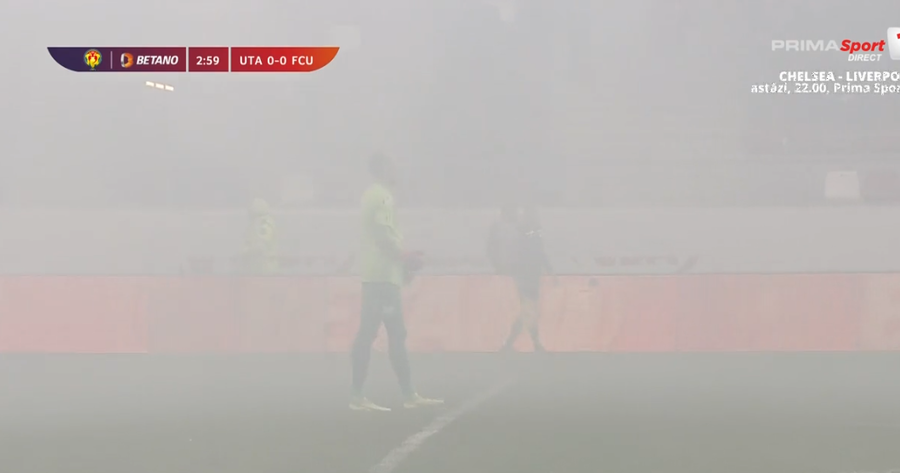 VIDEO ǀ Spectacol pirotehnic la UTA Arad - FCU Craiova. Partida, întreruptă 5 minute