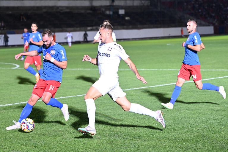 VIDEO | FC Bihor - FCSB 0-2. Atmosferă de zile mari la Oradea. Miculescu şi Ngezana au fost decisivi