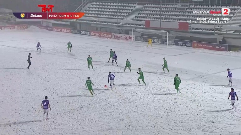 VIDEO | Fotbal pe zăpadă în Cupa României! Imagini spectaculoase de la Mioveni. Meciul FC Argeş - Dumbrăviţa, jucat sub o ninsoare abundentă 