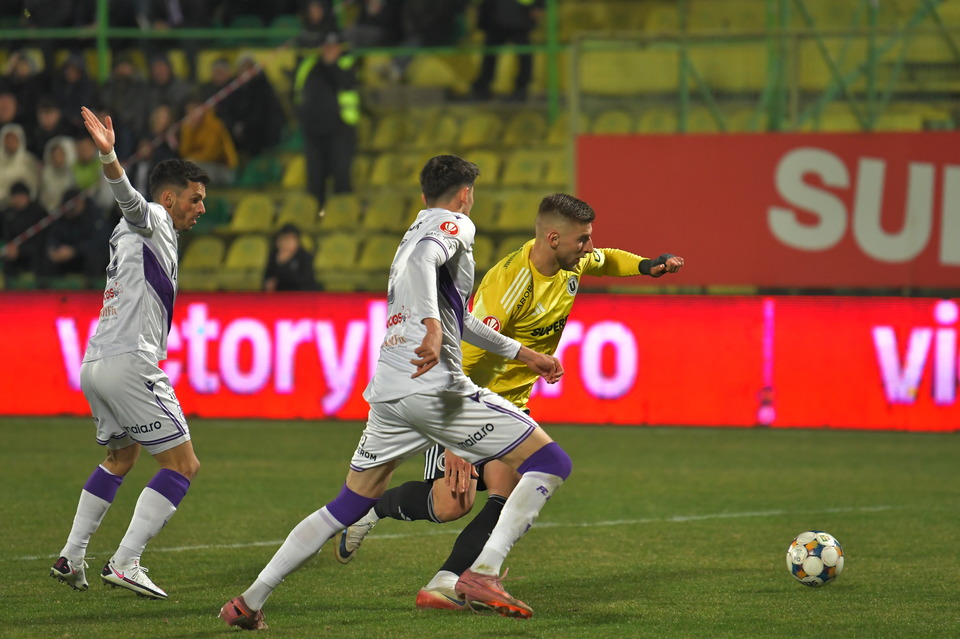 //i0.1616.ro/media/581/3142/38111/22416460/1/fc-arges-fc-universitatea-cluj-superliga-superbet-play-off-21-03-2026-1.jpg