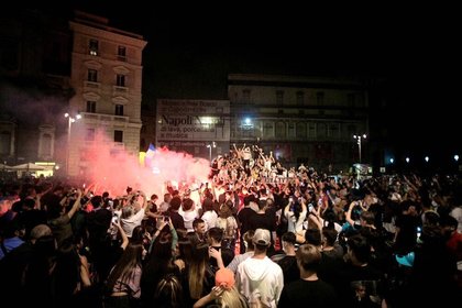 Nebunie totală pe străzile din Napoli după succesul din Cupa Italiei. Aşa se trăieşte fotbalul. VIDEO 