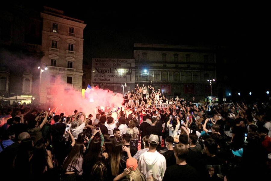 Nebunie totală pe străzile din Napoli după succesul din Cupa Italiei. Aşa se trăieşte fotbalul. VIDEO 