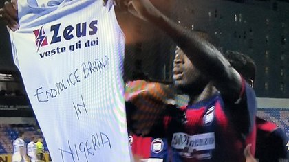 FOTO | Jucătorii din Serie A, mesaj ferm împotriva brutalităţii poliţiei din Nigeria! Mesajul afişat de Osimhen şi Simy