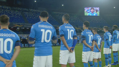 VIDEO emoţionant. Maradona, omagiat de jucătorii lui Napoli.  Partida cu AS Roma s-a întrerupt în minutul 10, toţi cei prezenţi au aplaudat 