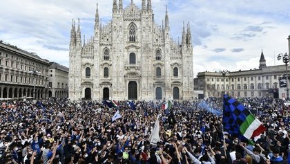 Scandal în Italia, după ce 30.000 de fani ai echipei Inter au fost lăsaţi să sărbătorească titlul la Milano, fără să respecte nicio măsură de protecţie anti-Covid
