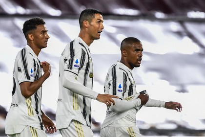 Douglas Costa iese pentru moment din fotbalul mare. Brazilianul, împrumutat de Juventus în ţara natală