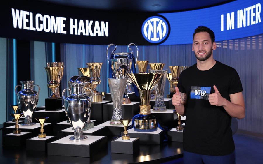 OFICIAL | Încă o trădare la nivel înalt în Italia! Hakan Calhanoglu a lăsat-o pe AC Milan pentru Inter Milano