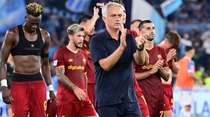Mourinho, furios pe arbitraj după ce AS Roma a pierdut derby-ul cu Lazio. "Arbitrul a avut un rol decisiv pentru rezultat" VIDEO