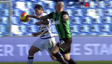 VIDEO | Vlad Chiricheş, intervenţie ciudată în Sassuolo - Verona 2-4. Cum le-a făcut un penalty cadou adversarilor
