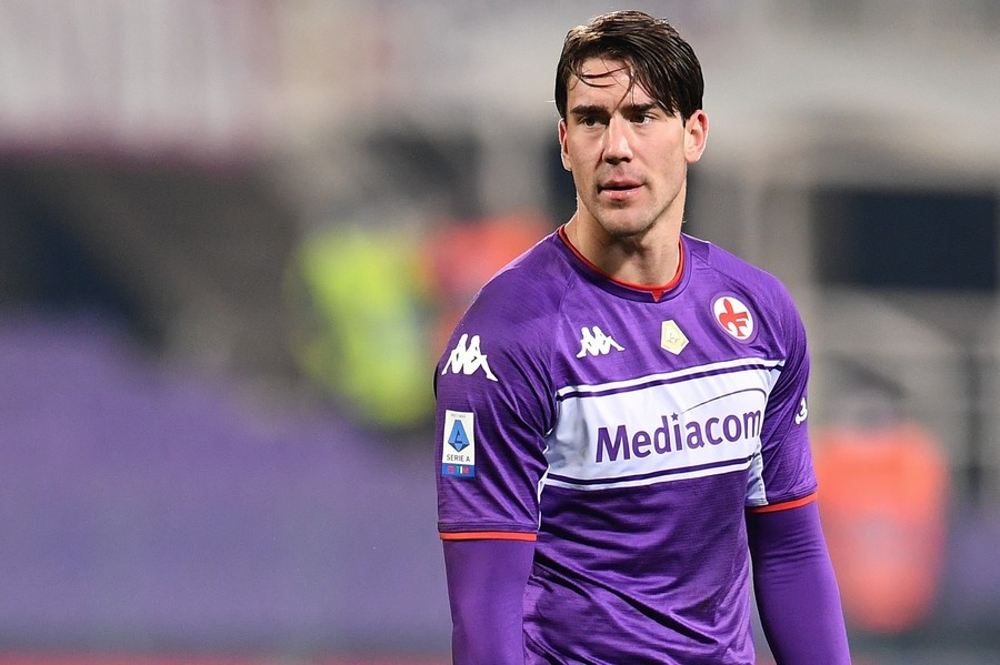Juventus a ajuns la un acord cu Fiorentina pentru transferul lui Vlahovic! Fanii „viola” au înnebunit după această trădare. Ce banner au afişat