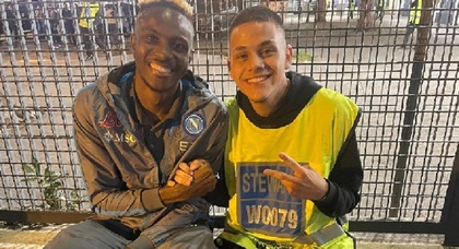 Un steward nu mai are voie să lucreze la meciurile echipei AS Roma pentru că a vorbit şi s-a fotografiat cu Osimhen, de la Napoli. Promisiunea făcută de jucător