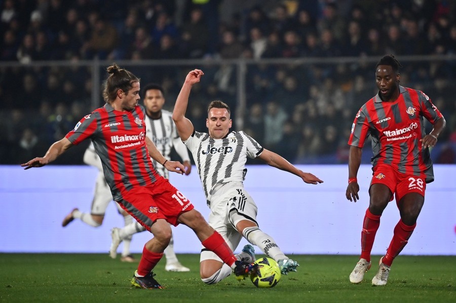 VIDEO | Juventus s-a impus la limită în faţa lui Cremonese. Milik a adus cele trei puncte cu o execuţie superbă. Roma lui Mourinho a învins Bologna cu 1-0